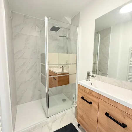 Contemporary Bright & Equipped Appartement